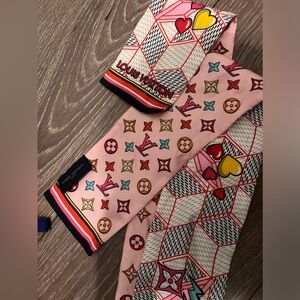 Louis Vuitton bandeau silk. Excellent Condition.
